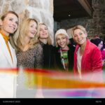 Elizabeth Banks Instagram - Who doesn’t love a good house party? 😉 As the #SundanceFilmFestival kicks off today, we’re looking back at our time in Park City last year where @elizabethbanks and @archerroosewines toasted to female filmmakers with the help of our friends at @unitedtalent. Cheers to all of the films premiering at the festival this year!