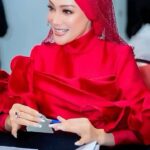 Erra Fazira Instagram - Being part of a great team at work is an amazing feeling!! It always keeps us energized!! 💪🏻🥰💃..
.
LOVE UOL ~ 
THE  TINTONG JURIES 🤪😅
& 
ALL PRODUCTION TEAMS #themaskedsingermalaysia 🥰
.
Thank you  my wonderful team .. yes you🫵🏻

💄: @sharhimkhan 
👗: @khuntumn 
🧕: @thelikeyuti
📸: @blackpepperproductionmy @echolaliapictures @reza8179 
🩷👩🏻‍🦰 @e.l.a.i.n.e78 
🩷🧑🏻‍🦰 @sharendrarazak