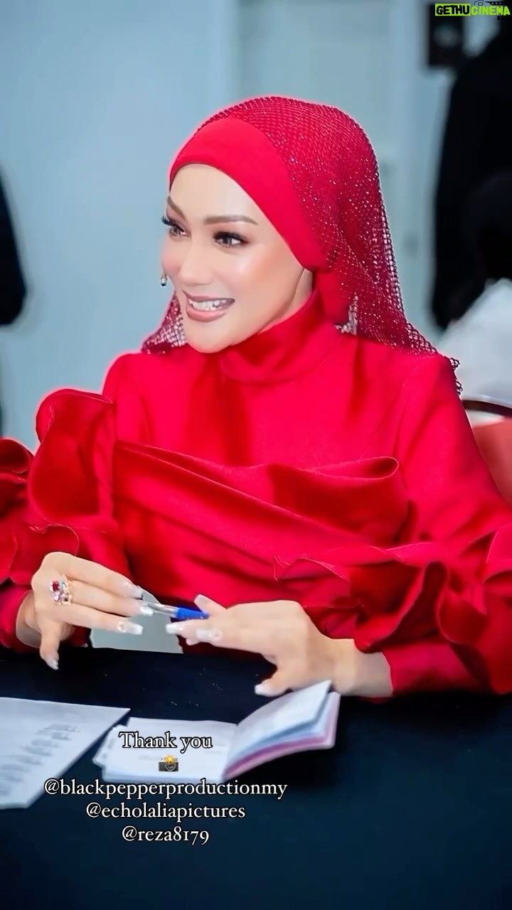 Erra Fazira Instagram - Being part of a great team at work is an amazing feeling!! It always keeps us energized!! πͺπ»π₯°π..
.
LOVE UOL ~
THE TINTONG JURIES π€ͺπ
&
ALL PRODUCTION TEAMS #themaskedsingermalaysia π₯°
.
Thank you my wonderful team .. yes youπ«΅π»
π: @sharhimkhan
π: @khuntumn
π§: @thelikeyuti
πΈ: @blackpepperproductionmy @echolaliapictures @reza8179
π©·π©π»βπ¦° @e.l.a.i.n.e78
π©·π§π»βπ¦° @sharendrarazak