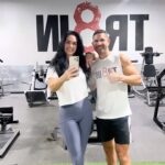 Scarlet Ortiz Instagram - Un poco de los ejercicios que he hecho gracias a la guía de un experto @walterlfit Graciasssss 🙌🏻💪🏻 es tan distinto entrenar con un profesional a entrenar solo 🤦🏻‍♀️ ahora si estoy haciendo las cosas como se debe 😅  #ejercicios #entrenador #coach #gym #sudandolagotagorda