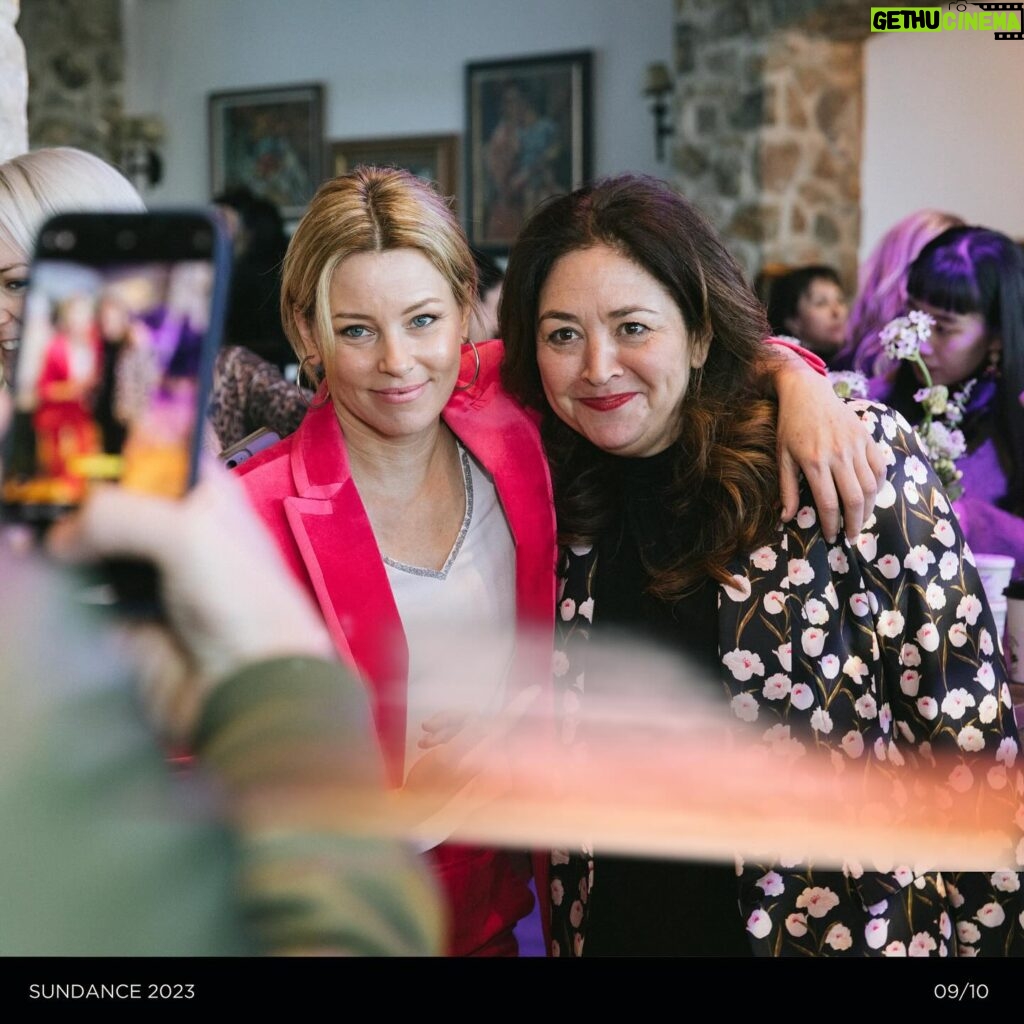 Elizabeth Banks Instagram - Who doesn’t love a good house party? 😉 As the #SundanceFilmFestival kicks off today, we’re looking back at our time in Park City last year where @elizabethbanks and @archerroosewines toasted to female filmmakers with the help of our friends at @unitedtalent. Cheers to all of the films premiering at the festival this year!