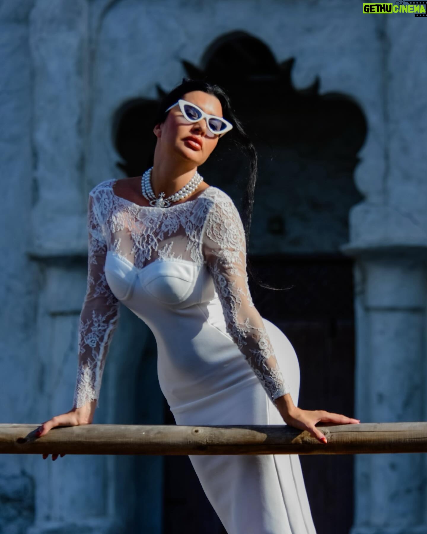 Lamitta Frangieh Instagram - I think everything in life is Art, how you dress @catchall.official , how you smile , the way you love someone,how you walk..
📸 @hossamelhalwagy_photography
Use my code LAF15 to save 15$
.
.
.
#lamittafrangieh #lady #elegance #iconic #historical #authentic #love #europeanlook #vintage