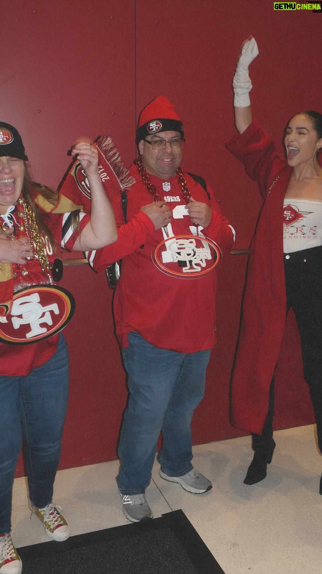 Olivia Culpo Instagram - Super Bowl ticket surprise 🏈 🎟️ Phillip and Lorrie made my day!!! How sweet is this. Keep sharing your favorite memories in the comments below or post a photo with #MakeMoreMemoriesLive. Thank you @ticketmaster #ticketmasterpartner #sponsored