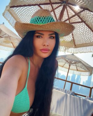 Lamitta Frangieh Instagram - Lovely day well spent @bebeachdxb 🤎 so chilling!
I always book best spot with @mariafrancescadiscipio 💚 the latest pool destination in town ! 
.
.
#pool #luxury #lifestyle #dubai #amazingcity #dubailiving #outstanding_destination #poolhouse #lounge #topview #january