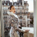 Amina Khalil Instagram - Moments before the captivating @tonywardcouture fashion show at the Palais de Tokyo in Paris, on the balcony of the stunning @hotellutetia … ♥️

Look curated by @dalia.abdelshafi 
Dress by @tonywardcouture 
Jewels by @dimajewellery 
MUA @nohaezzeldinmua 
Hair @rafilotoma @alsagheersalons