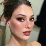 Dilan Çiçek Deniz Instagram - Dilan ❤️‍🔥🔥
@armanibeauty #armanibeauty #armanimakeup 
Cilt: #armanifluidmasterprimer #luminoussilkfoundation 
Fondoten: #ArmaniLuminousSilkfoundation 5,5
Concealer: #armaniluminoussilkconcealer 4
Far: #armanieyetint 36M  #eyebrowmaestro 2 & 4 
Göz Kalemi: #armanismoothsilkeyepencil 04 & 12
Eyeliner: #armanieyestokilldesigneyeliner
Mascara: #armanieyestokillmascara 
Kontür: #armaniacontour #neonudecontur
Allık: #armanineonudeablush 51 & #armanisilkglowfusionpowder 7 & 8 
Ruj: #ArmaniLipPower 202 
#işbirliği