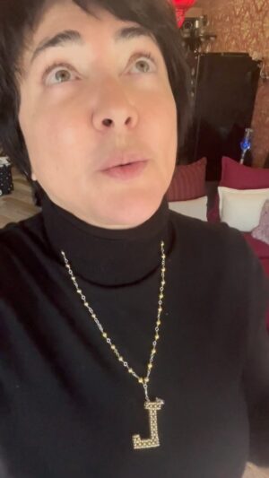 Lolita Milyavskaya Instagram - Работа любого артиста - борьба за положительные эмоции зрителя☝️⠀
Поскольку из моей жизни ушли концерты, и я не могу взять на себя эту функцию, то мне никто не мешает поддерживать эмоционально Вас и обновлять себя на этой странице.⠀
И в завершении на сегодня цитата из Стоиков☝️«Не принимай никакой негатив. Пока ты его не примешь, он принадлежит тому, кто его принёс»☝️❤️