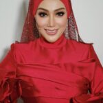 Erra Fazira Instagram - . The Masked Singer .
 — ERRA FAZIRA —
. 
Makeup @sharhimkhan 
Designer @naemahkhuntum
Hijab Stylist @thelikeyuti
