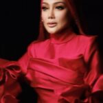 Erra Fazira Instagram - . The Masked Singer .
 — ERRA FAZIRA —
. 
Makeup @sharhimkhan 
Designer @naemahkhuntum
Hijab Stylist @thelikeyuti