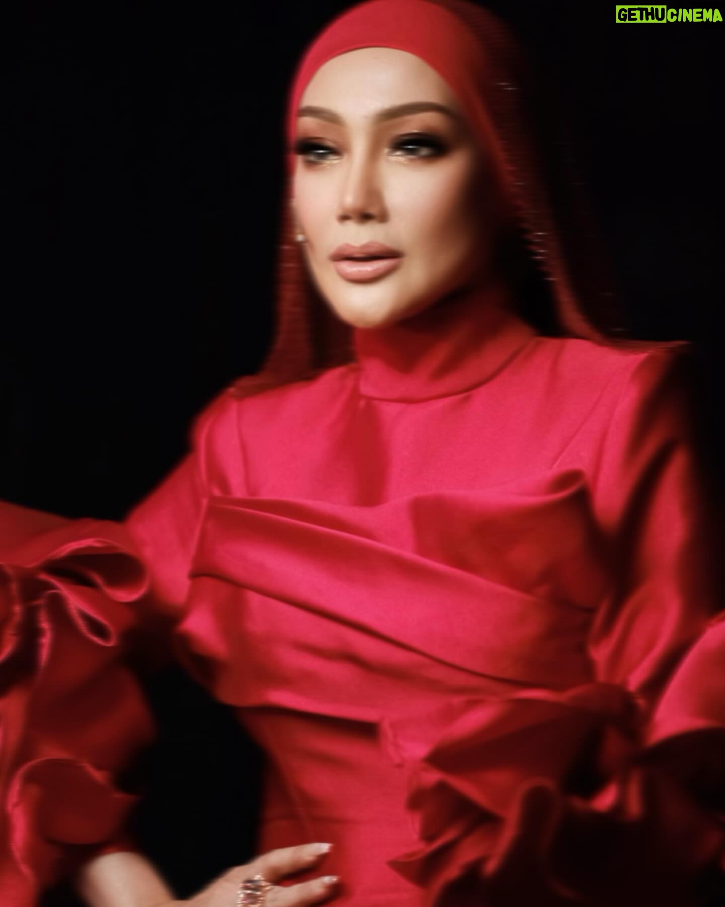 Erra Fazira Instagram - . The Masked Singer .
— ERRA FAZIRA —
.
Makeup @sharhimkhan
Designer @naemahkhuntum
Hijab Stylist @thelikeyuti