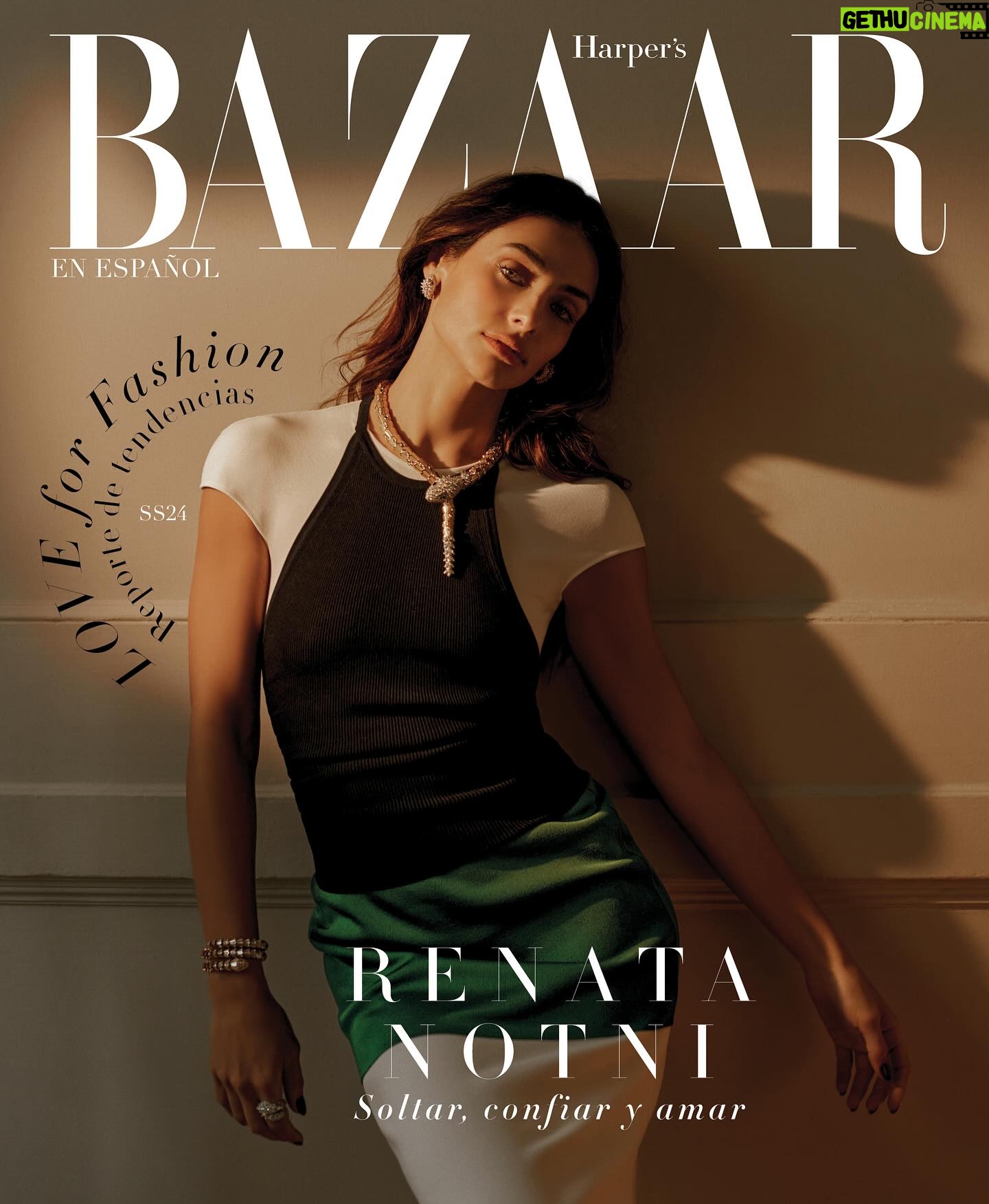 Renata Notni Instagram - En @harpersbazaarmx celebramos FEBRERO con una edición muy especial que presenta a Renata Notni @rennotni en portada. La actriz, quien recientemente estrenó la serie Zorro, nos habla sobre la disciplina que la ha llevado a conseguir sus metas, la importancia de confiar en sí misma, soltar todo aquello que no le aporta algo positivo y amar(se), como prioridad en su vida.
“Antes me gustaba tener todo planeado y estructurado, pero ahora me estoy dejando sorprender más y me encanta el sentimiento de no saber qué viene. Me siento feliz con lo incierto. Dejarte sorprender, es ahí donde pasan las mejores cosas. Suéltate y confía, siempre y cuando estés haciendo lo que te está llevando a donde quieres llegar: siendo disciplinada y teniendo tus metas bien claras”, afirma Renata.
Lee más sobre esta entrevista y enamórate de la increíble coverstory de nuestro número de febrero, en donde además te presentamos el mejor Spring Fashion Preview de 2024. #EstoEsBAZAAR
·
·
Renata Notni lleva collar, aretes, brazalete y anillo de la colección Serpenti de Alta Joyería de @bulgari
Vestido de @ferragamo SS24 por @_maximiliandavis_
·
·
Fotografía: @ricardoramosphoto
Fashion Styling: @alo_murillo_
Entrevista: @regina.barberena
Maquillaje: @anagdev
Peinado: @ernestovargas_hair
Asistente de fotografía: @juaaaaaaaaaaaaaan
Retoucher: @ismaelvillar
Locación: @galería_cordoba
PR: @lorenarobleto @el_lanco @colourstalent
Director de arte: @eloriginaldaro
Directora editorial: @majoguzman
·
·
#HarpersBazaarMX #ThinkingFashion #Cover #February #RenataNotni #Bulgari
