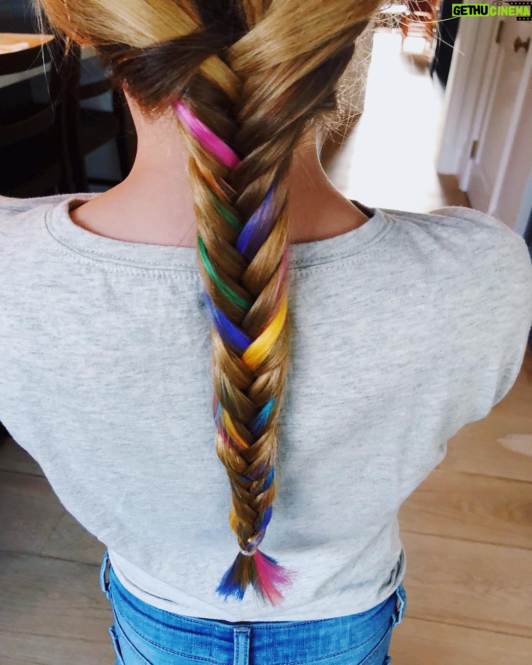Jessica Capshaw Instagram - You can take the girl out of Missouri but not the Missouri out of the girl...they teach you young to wield your hair tools so that you grow into someone who can do your own hair!! Therefore when I get the chance to do my girls’ hair for “crazy hair day,” I maybe get even more excited than they do. And I might have set my alarm 30 mins earlier, gotten dressed and waited for them outside their rooms with a weird looking smile. I mean, I might have...🦄🌈⭐️⚡️💕