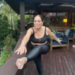 Susana Vieira Instagram - Após uma aula de musculação na Bodytech, um alongamento em casa 🏡 . Vai na vibe !!!!