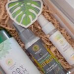 Scarlet Ortiz Instagram - Quieres desintoxicar tu cuerpo? perder peso? oler súper bien? elevar tu energía? aumentar tu libido? Dormir profundamente???? 
@essential.branch es una línea de bienestar 100% natural que quieres para lograr beneficios importantes en tu cuerpo y en tu mente! 
Hecho en 🇺🇸 
 💚 Suplementos 
🌿 CLA: Ácido Linoleico 👉🏻 reduce la grasa corporal, desinflamatorio, incrementa la masa muscular y ayuda a mejorar el colesterol y los triglicéridos…
🌿 DETOX AND CLEANSE:
Desintoxica tu cuerpo, ayuda a la salud digestiva, previene el estreñimiento…
🌿 MAGNESIO GLICINATO: 
Promueve la relajación muscular y del sistema nervioso, ayuda a la salud cardiovascular, sueño profundo y de calidad… 
🌿 LIMITLESS PLEASURE: 
Maca, Horney Goat, Ginseng entre otros ingredientes que elevan tu energía, concentración, enfoque, buen humor y la libido… 
 🩵 Aromaterapia 
🌿 Diferentes olores con Aceites esenciales que van del Cítrico a la Lavanda, los puedes usar en el cuerpo, la ropa de cama, toallas, en el auto… en todas partes y todos los días.
 🤍 Cuidado del Cuerpo
🌿 Essential Day Sunrise: 
jabón de baño líquido para cuerpo y manos con aceites esenciales, sal de epsom, eucaliptos, rosmery, limón y vitamina E. 
🌿Essential Night Moonlight:
Jabón de baño líquido para cuerpo y manos con aceites esenciales, lavanda, tea tree, sandalwood, sal de epsom y vitamina E.
🌿Hand Sanitizer:
Con aceites esenciales entre ellos lavanda, eucaliptos, menta y lemon verbena con un 70% de alcohol para mantenerte limpio y protegido de gérmenes y bacterias. 

  RESPIRA VIDA! ELIGE NATURAL 🌿
