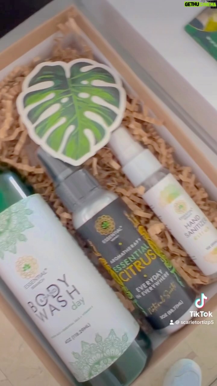 Scarlet Ortiz Instagram - Quieres desintoxicar tu cuerpo? perder peso? oler súper bien? elevar tu energía? aumentar tu libido? Dormir profundamente????
@essential.branch es una línea de bienestar 100% natural que quieres para lograr beneficios importantes en tu cuerpo y en tu mente!
Hecho en 🇺🇸
💚 Suplementos
🌿 CLA: Ácido Linoleico 👉🏻 reduce la grasa corporal, desinflamatorio, incrementa la masa muscular y ayuda a mejorar el colesterol y los triglicéridos…
🌿 DETOX AND CLEANSE:
Desintoxica tu cuerpo, ayuda a la salud digestiva, previene el estreñimiento…
🌿 MAGNESIO GLICINATO:
Promueve la relajación muscular y del sistema nervioso, ayuda a la salud cardiovascular, sueño profundo y de calidad…
🌿 LIMITLESS PLEASURE:
Maca, Horney Goat, Ginseng entre otros ingredientes que elevan tu energía, concentración, enfoque, buen humor y la libido…
🩵 Aromaterapia
🌿 Diferentes olores con Aceites esenciales que van del Cítrico a la Lavanda, los puedes usar en el cuerpo, la ropa de cama, toallas, en el auto… en todas partes y todos los días.
🤍 Cuidado del Cuerpo
🌿 Essential Day Sunrise:
jabón de baño líquido para cuerpo y manos con aceites esenciales, sal de epsom, eucaliptos, rosmery, limón y vitamina E.
🌿Essential Night Moonlight:
Jabón de baño líquido para cuerpo y manos con aceites esenciales, lavanda, tea tree, sandalwood, sal de epsom y vitamina E.
🌿Hand Sanitizer:
Con aceites esenciales entre ellos lavanda, eucaliptos, menta y lemon verbena con un 70% de alcohol para mantenerte limpio y protegido de gérmenes y bacterias.
RESPIRA VIDA! ELIGE NATURAL 🌿