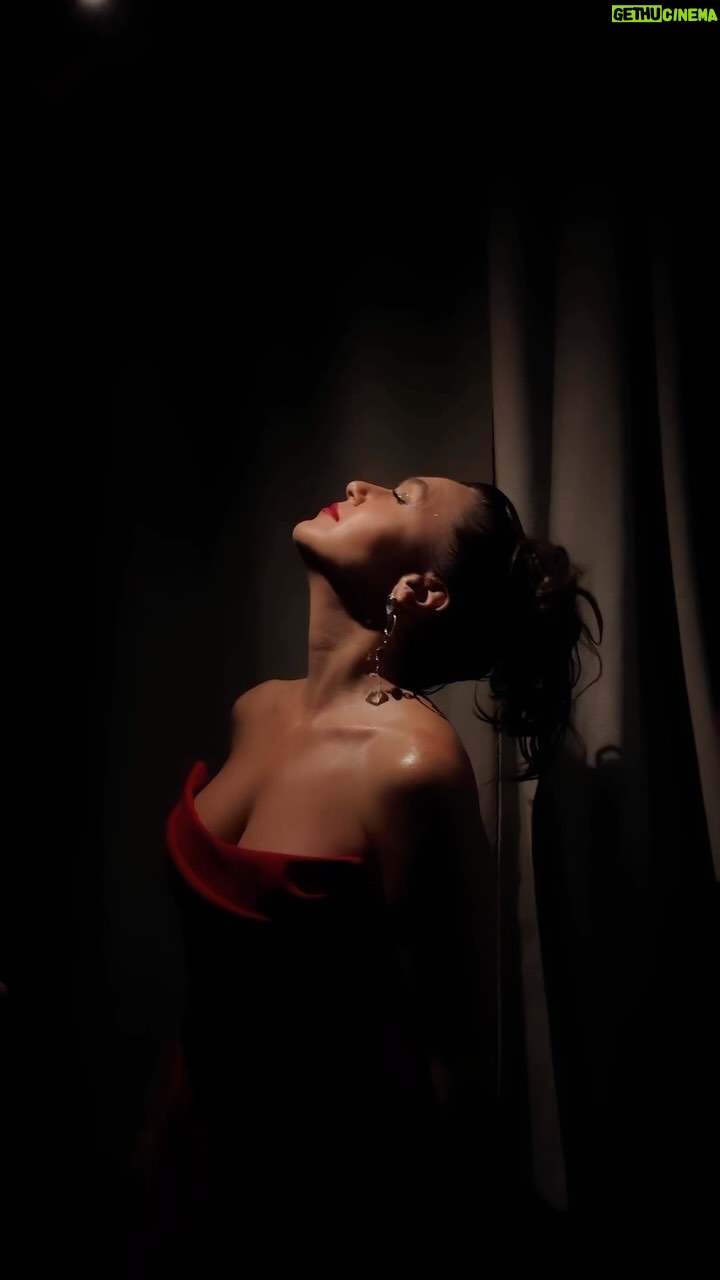 Şevval Sam Instagram - 🤩❤️Yine unutulmaz gecelerden biriydi❤️🤩
🎥 @eeyida
@omargoktas
Elbise: @tarikedizofficial
Styling: @sburcucam @816styling
#unutulmazkonserler #jollyjoker #mersin #konser #behindthescenes