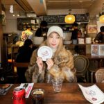 Gong Min-ji Instagram - 마니 웃고 즐기는 게 인생의 진리지😁😍
Enjoy here, think later ❤️
문구만큼 유쾌한 맛과 분위기 @samsamsam.kr 
데려가고싶었던 곰 🐻 인누왕✨ @teddy.beurre.house 
정겹고 따뜻한 @hun.gry.gram 셰프님👍🏻👍🏻

P.S: (No worries, It’s a fake fur😉)
#생일3탄