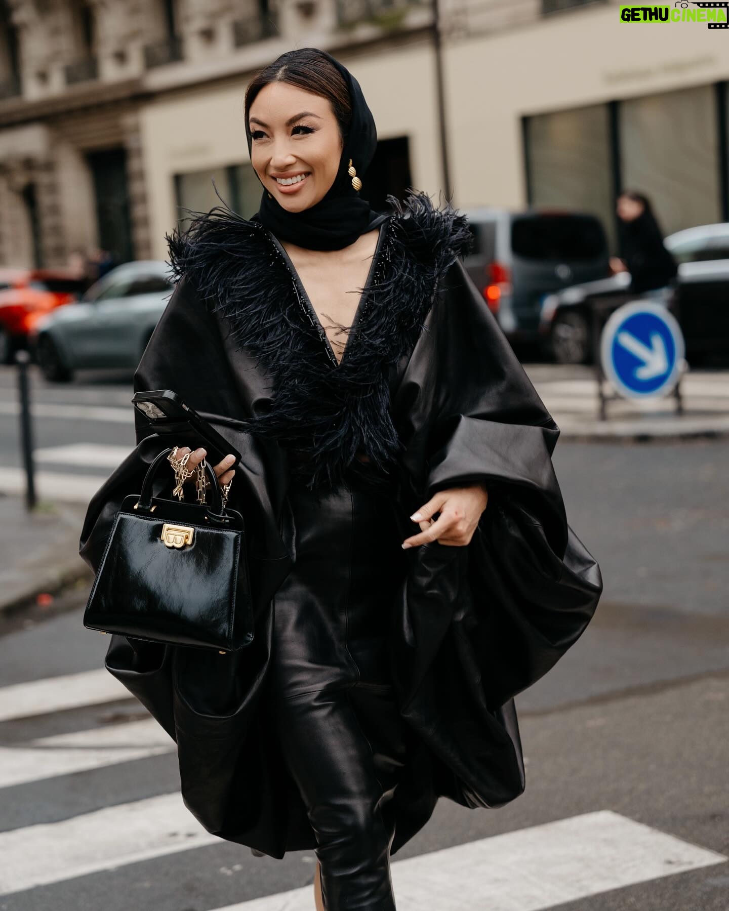 Jeannie Mai Instagram - Airport lost my luggage (which included my makeup bag 😵💫😭🤬) but betcha can’t tell😅 Thank you @stephanerolland_paris… you had me covered ♠️ The most enchanting way to kick off my #pfw ✨