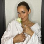 Amina Khalil Instagram – Some @nohaezzeldinmua magic ! Using our beautiful kit from @charlottetilburyarabia to glam me up for Joy Awards a few nights ago.. 🌸 (nunu – thanks for doing life with me! tu es ma petite chihuahua pour toujours ! )