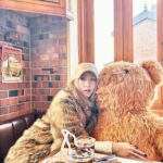 Gong Min-ji Instagram - 마니 웃고 즐기는 게 인생의 진리지😁😍
Enjoy here, think later ❤️
문구만큼 유쾌한 맛과 분위기 @samsamsam.kr 
데려가고싶었던 곰 🐻 인누왕✨ @teddy.beurre.house 
정겹고 따뜻한 @hun.gry.gram 셰프님👍🏻👍🏻

P.S: (No worries, It’s a fake fur😉)
#생일3탄