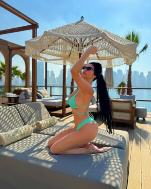Lamitta Frangieh Instagram - Lovely day well spent @bebeachdxb 🤎 so chilling!
I always book best spot with @mariafrancescadiscipio 💚 the latest pool destination in town ! 
.
.
#pool #luxury #lifestyle #dubai #amazingcity #dubailiving #outstanding_destination #poolhouse #lounge #topview #january