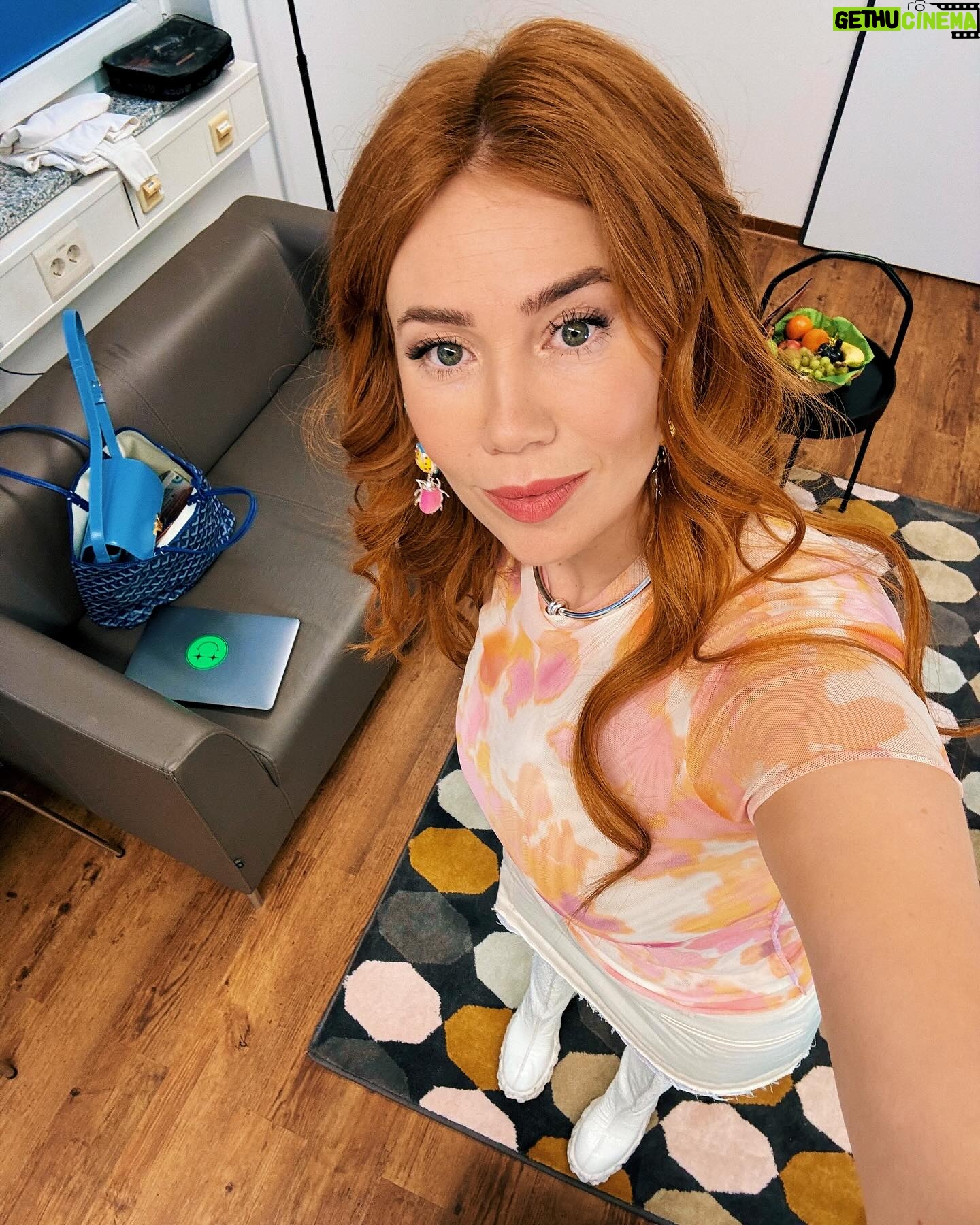 Palina Rojinski Instagram - Jessica Schwarz und meine Träller Wenigkeit „durften“ unsere musikalischen Stimmen unter Beweis stellen! Welch schönen Klang genau unsere Organe beim „Autotone-Quizzen“ von sich gaben, könnt ihr heute um 20:15 bei JOKO & KLAAS GEGEN PRO7 bewundern 😬🎤🔊 @jokoundklaas @officiallyjokoturbo @damitdasklaasturbo @prosieben @jessicaschwarz_official ❤️🫶😂
#Anzeige wegen Verlinkung