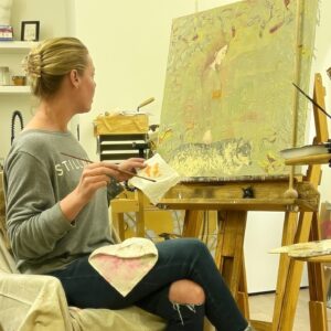 Katherine Heigl Instagram - With a mixture of excitement and nervous energy, I'm busy preparing for my own art exhibition!!! The wonderful @gallerymar in Park City has invited me to show my art at the end of May, which is both thrilling and also a little terrifying. Sharing my work feels like sharing a piece of my soul.

If you had told me this was going to happen a year ago I simply wouldn't have believed you! I am filled with gratitude for this opportunity. A big thank you to everyone who has encouraged me, especially @joshbkelley

I can't wait to share this experience with you all. Your support means the world. ❤
