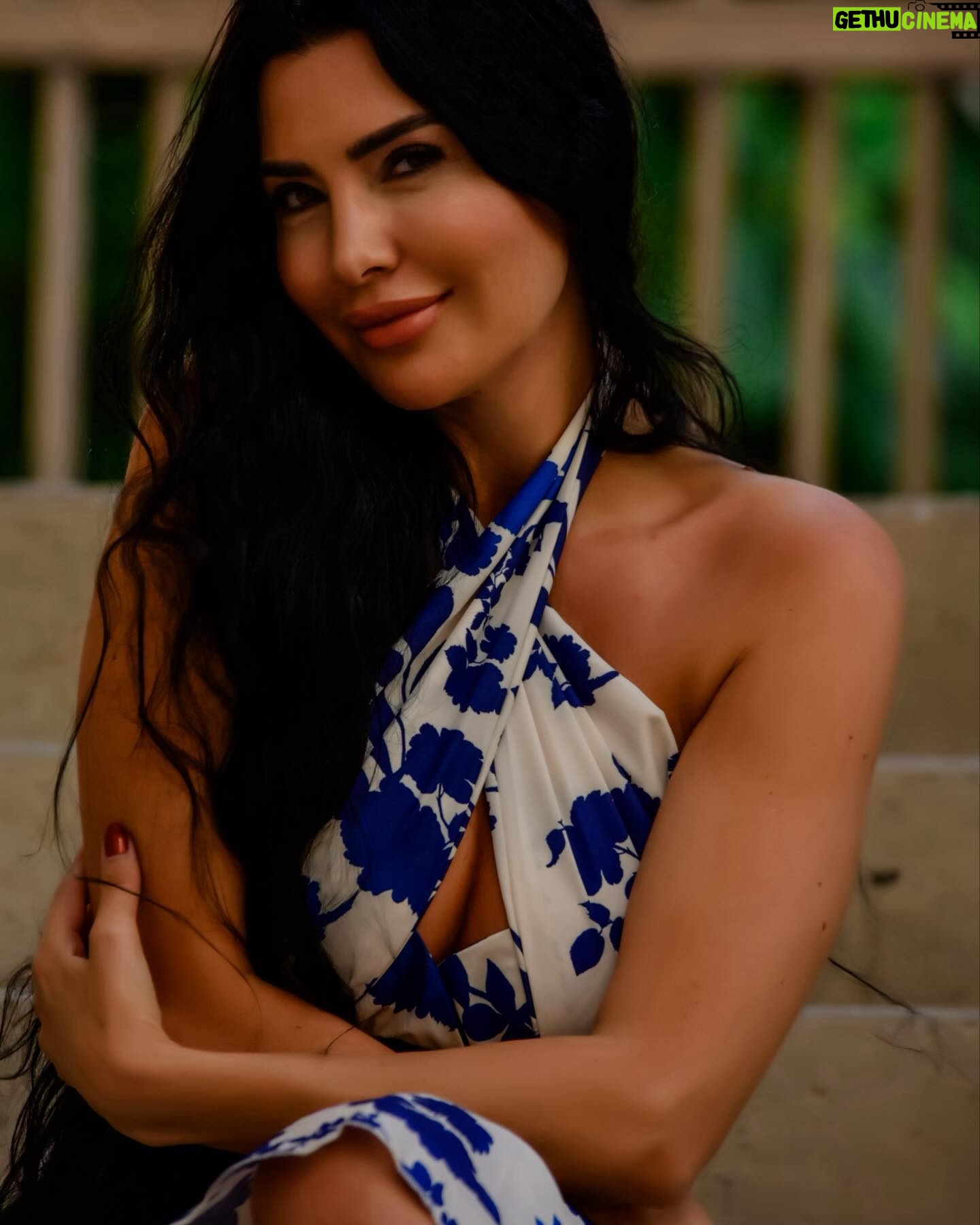 Lamitta Frangieh Instagram - Dance with the waves… dress @catchall.official 🤍
Use my code LAF15 and save 15 dollars
📸 @hossamelhalwagy_photography
.
.
#spanishlookout #floral #goodvibes #springlook #fresh#lamittafrangieh