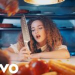 Sofie Dossi Instagram - The music video to my new song CELERY is out now!! 💘Link in bio.
