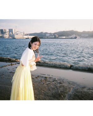 Minami Hamabe Instagram - 本日1月26日より映画『サイレントラブ』が全国公開いたしました⛄️
こちらの更新が久しぶりになってしまい申し訳ございません
日頃よりあたたかい応援のお声をいただき、ありがとうございます⛄️

撮影は一昨年の夏頃でした
事故により、後天的に視界がぼやけ暗くなり、夢であるピアニストへの道が途絶えてしまう…それでも諦めきれない。現場の中でも外でも心がぐちゃぐちゃになっていました
1ヶ月半、胸が苦しい日々でしたが、作品を通して心がどん底から救われたような感覚もありました⛄️
久石譲さんの楽曲、そしてMrs.GREEN APPLEさんの素晴らしい音楽が、映画の世界と、劇場との架け橋となり、更にこの物語に惹き込まれます⛄️
素晴らしい音楽と映画でご一緒できたご縁に感謝です⛄️

『サイレントラブ』のポスターをみて興味を持ってくださった方からすると、ストーリーに驚かれるかもしれません⛄️
どんな感想をいただけるのか不安もありますが、楽しみでもあります⛄️
少しでも興味を持ってくださったのなら、ぜひ劇場にお越しいただければうれしいです⛄️
そしてもし気に入りましたら何度でもおかわりをして愛してあげてください⛄️

「美夏」という役名だったのですが、美しい夏という名前も想像すると綺麗で好きでした⛄️
美夏を通して思い出深い貴重な体験をさせていただきました
作品を生み出してくださった監督へ心からの感謝を⛄️
