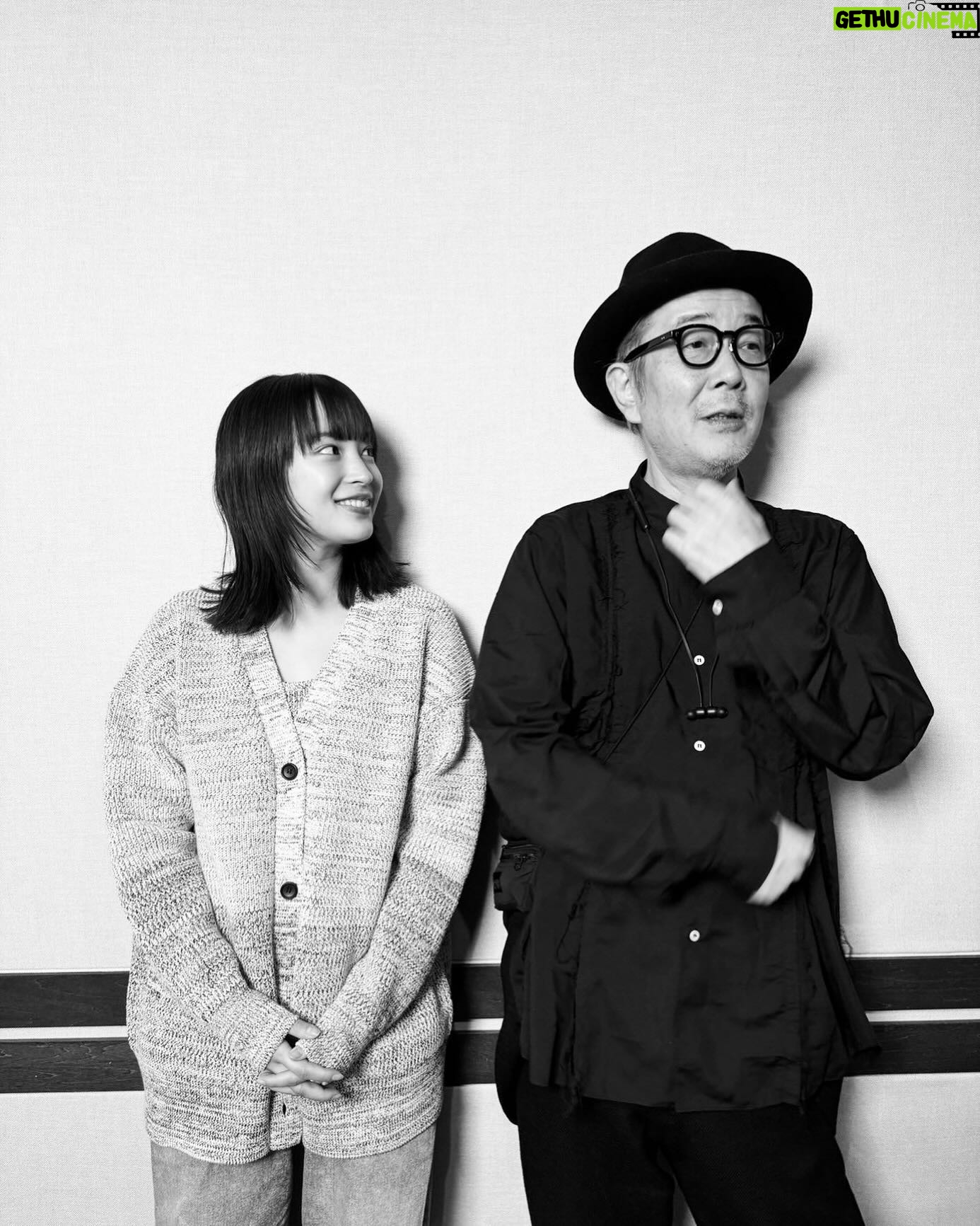 Suzu Hirose Instagram - よはくじかんにリリーさん来てくれました。嬉しい嬉しい。よはくじかんの後は、スナックラジオ。嬉しい嬉しい。久々にお会いできたっ、ぜひぜひ、今日のよはくじかんもお供してください🫨