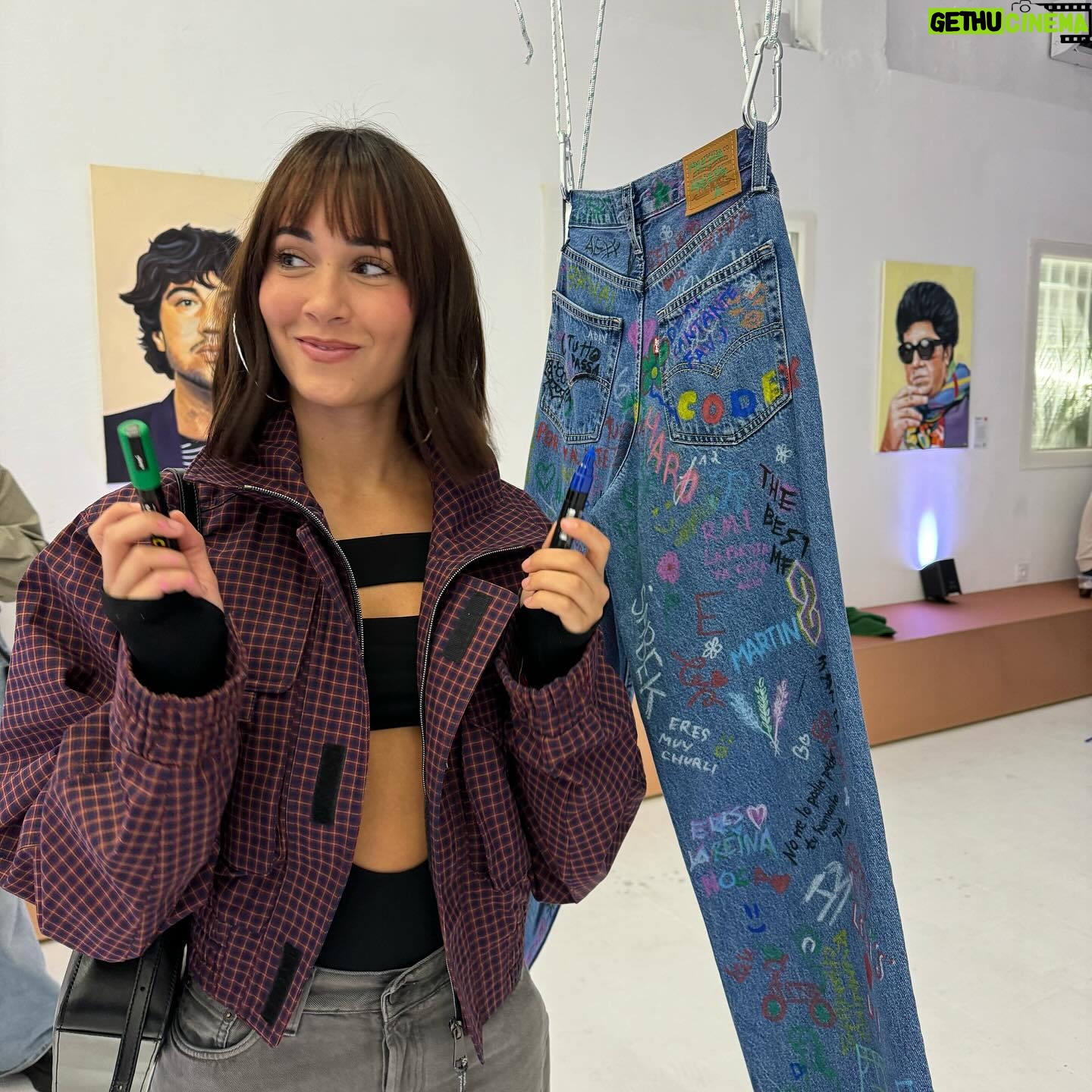 Aitana Instagram - mi amiga es una artista heavy y la admiro muchísimo. ÚLTIMO día para que podáis ver su exposición “Anís y Chinchón”. @martadelafr
Hoy de 11:30 a 14:30 en Tha house/ antonio lopez 58, MADRID <<<<<<3