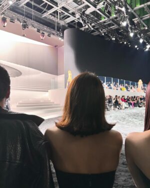 Aitana Instagram - Gracias @donatella_versace @versace por invitarme a este increíble desfile. Gracias también por haberme dado la oportunidad de ver la casa de Gianni Versace, conocer a personas que siempre he admirado y disfrutar de una noche sinceramente increíble. Os AMO.