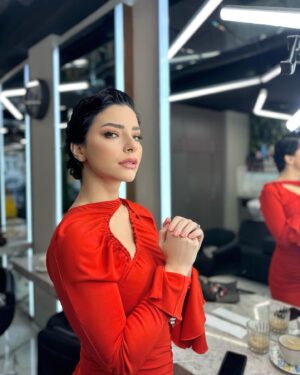 Merve Boluğur Instagram - Bugün kırmızı 🔪

Hair: @mertakmann 
Makeup: @gulhanaydiin 
Dress: @victoriabeckham