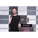 Nozomi Sasaki Instagram - 新CM💎
新美容家電ブランド「Brighte（ブライト）」の商品発表＆アンバサダー就任発表会に出席してきました！
30代になってからは、美容と向き合う日々…🪞（周りからは遅いって凄く言われてた。笑）
お肌の調子がいいのは本当に嬉しいですし、その日の気分もあがります！
普段から頭皮やお顔のマッサージは欠かせないですが、ここぞという時は美顔器に頼りたい！

エレキリフトはお顔がキュッと上がるのと、クレンジングモードがお気に入り✨毛穴の汚れが綺麗に落ちて、お顔の色がワントーンあがり透明感が出ます🥚✨
エレキブラシはお顔や身体は勿論ですが、お風呂上がりなど頭皮が濡れてる状態で、頭に使うとこれまたスッキリ✨
是非😌

#Brighte
#ELEKILIFT
#ELEKIBRUSH