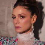 Özge Özpirinçci Instagram - Giyinmek benim için bu hayatta sayıca fazlaca olan “eğlence” alanlarından biri. Bir şeyi “trend” olduğu için giymeyi hiç sevmiyorum! Ruhumu, enerjimi, o günkü ruh halimi yansıtmayan bir kıfayet ne oynadığım karaktere ne de sokaktaki bana hiç yaramıyor. İbrahim Selim ile bu geceye katılacağımı söylediğimde Oral bana “Nasıl hissetmek istiyorsun?” diye sordu. “Sofistike ve eğlenceli, asi bir kraliyet ailesi üyesi gibi olayım.” dedim. Ve tabii ki yaptı yapacağını. Nasıl bir saç makyaj istiyoruz diye düşünürken Önder zaten hayalini bile kuramadığımız saçı ve makyajı yaptı! 
#reklam