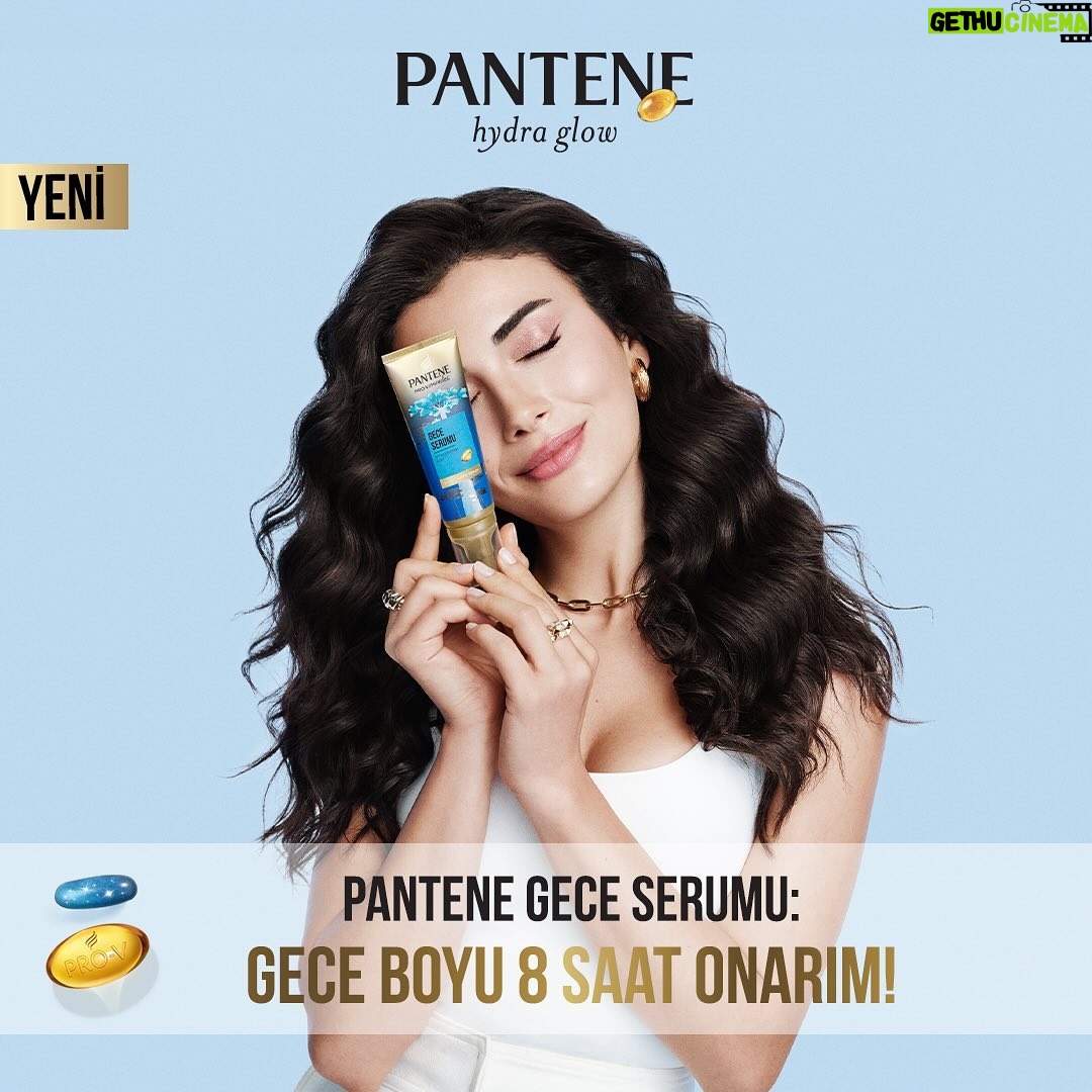 Özge Yağız Instagram - Sizce gece boyunca saçlarıma nasıl bakım yapıyorum? 🤔👉Tabii ki Pantene Hydra Glow Gece Serum ile! 🤩🌙 Hyaluronik asit ile zenginleştirilmiş Pro-V formülü, 7 günlük hasarı 8 saatte onarmaya yardımcı oluyor. Aynı zamanda Pantene Hydra Glow Gece Serumu’nu ıslak ya da kuru saça durulamadan uygulayabilirsin. Şimdi saçlarım için güzellik uykusu vakti! 💙✨ @panteneturkiye #PanteneYapar #HydraGlowGeceSerumu #işbirliği