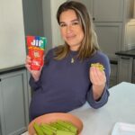 Jessie James Decker Instagram - #Ad Calling all football and peanut butter lovers...when you order your Game Day wings, don’t throw away the sides of celery, but instead join @jifbrand on its mission to #SaveTheCelery for The Big Game.​
 
Click the link in my bio to learn how you can make a snack to make a difference!