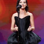 Kristina Asmus Instagram - Только все начали узнавать меня брюнеткой, а мне скоро обратно перекрашиваться 😂

Позавчера состоялось главное кинособытие года! Русский Оскар и самая престижная кинопремия страны - «Золотой орёл» 🦅
Всегда честь быть среди гостей, а в этот раз я ещё и поднималась на сцену, чтобы вручить награды 🏆 Несмотря на то, что была невероятная светская явка (впрочем, как и всегда на «Золотом орле»), было так просто и даже трогательно)) И церемония была абсолютно прекрасная, за кулисами коллеги говорили, что лучшая за последние годы. Спасибо за это организаторам!! Вы проделали фантастическую работу и всё получилось 👏🏻

Как и все я была уверена, что главную награду дадут масштабнейшему первооткрывателю - фильму «Вызов» моего друга и большого режиссёра @klim_shipenko, а им вообще не дали ни одной премии. Шок! 😱 Гран-при забрал «Снегирь» Бориса Хлебникова. Я этот фильм смотрела ещё весной на открытии ММКФ и меня просто припечатало к кресту на 2 часа 👀 Это сильнейшее высказывание, неспешный, вдумчивый фильм-катастрофа абсолютно гениальных Хлебникова и Мещаниновой @meshchaninovanataliia. Поздравляю всех, кто делал «Снегирь» с триумфом! И поздравляю вообще всех лауреатов с птичками ))) 🏆

По поводу моего образа - я в абсолютном восторге!!! Редко я нахожу платье, которое мне не надо ушивать, и которое настолько комфортное!!! Прям..не хотела снимать 😅 Суперроскошьтяжёлыйлюкс и один из самых медийных и востребованных дизайнеров на сегодняшний день - @tatyanakochnova_official 🪐
Клатч на дорожку решила не брать, просто набила карманы платья всем необходимым 😂😂😂

👏🏻 Платье: @tatyanakochnova_official 
💎 Украшения: @korloff_boutique_russia @richtimegroup 
🕺🏼 Стилист: @aartamon 
💄 Макияж и укладка: @natashabah 

📸 Фото: Иван Пономаренко @ivanponomarenkoru, Макс Кашин @maxim.kashin, Женя Смирнов и Андрей Калмыков @kalmykov.photo