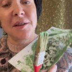 Lolita Milyavskaya Instagram - Лень легко может поселиться в каждом. И тут вообще не про возраст)).⁣⁣⠀
Боремся с собой и работаем над собой)).⁣⁣⠀
Кому потолок покрасить?😂✌️⁣⁣⠀
#отНЕХделать