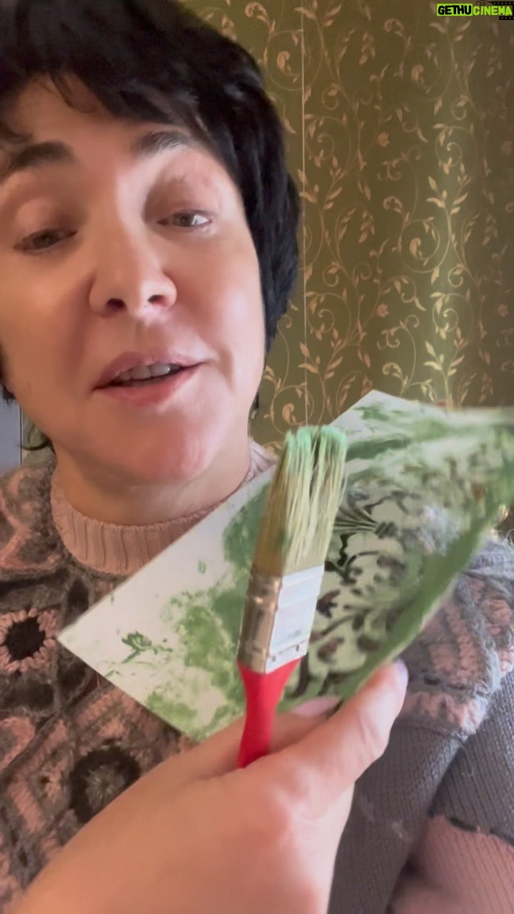 Lolita Milyavskaya Instagram - Лень легко может поселиться в каждом. И тут вообще не про возраст)).⠀
Боремся с собой и работаем над собой)).⠀
Кому потолок покрасить?😂✌️⠀
#отНЕХделать