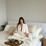 Macarena Achaga Instagram – volver a casa para manifestar tus intenciones del 2024 desde tu paz ✨ con tus cobijas favoritas y el set ideal @westelmmx 

#Publicidad