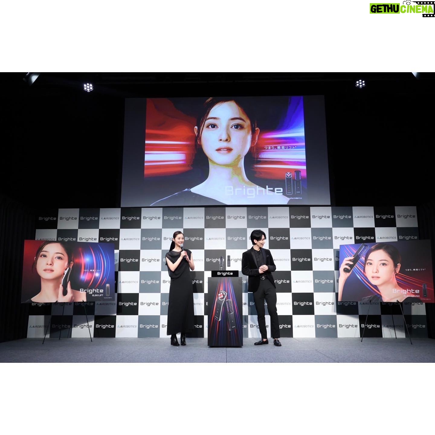 Nozomi Sasaki Instagram - 新CM💎
新美容家電ブランド「Brighte(ブライト)」の商品発表&アンバサダー就任発表会に出席してきました!
30代になってからは、美容と向き合う日々…🪞(周りからは遅いって凄く言われてた。笑)
お肌の調子がいいのは本当に嬉しいですし、その日の気分もあがります!
普段から頭皮やお顔のマッサージは欠かせないですが、ここぞという時は美顔器に頼りたい!
エレキリフトはお顔がキュッと上がるのと、クレンジングモードがお気に入り✨毛穴の汚れが綺麗に落ちて、お顔の色がワントーンあがり透明感が出ます🥚✨
エレキブラシはお顔や身体は勿論ですが、お風呂上がりなど頭皮が濡れてる状態で、頭に使うとこれまたスッキリ✨
是非😌
#Brighte
#ELEKILIFT
#ELEKIBRUSH