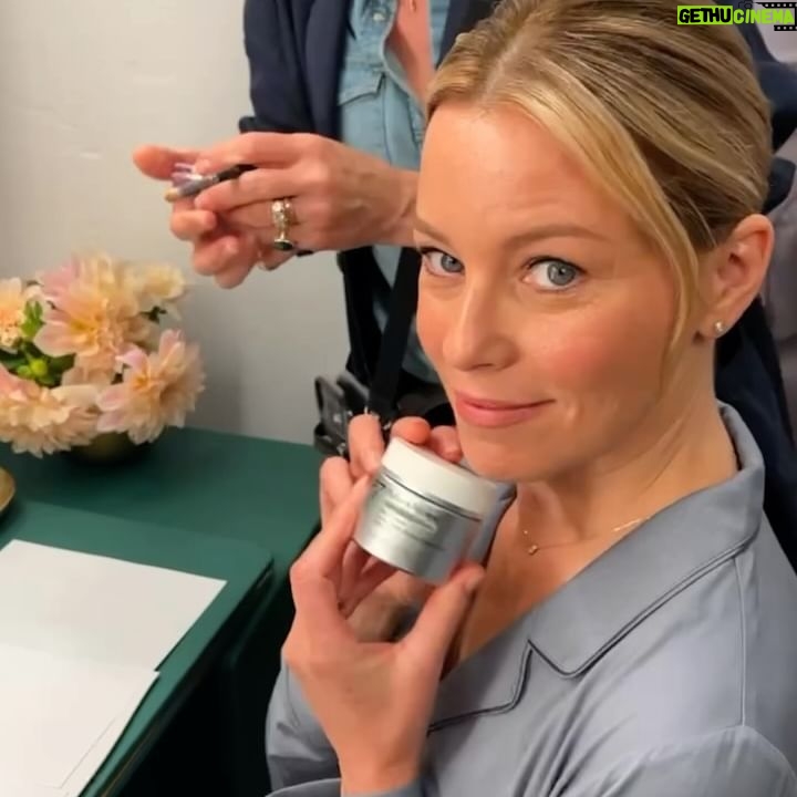 Elizabeth Banks Instagram - New year, new era! I’m turning 50 this month and officially in my Era of No Regrets. Want to join? Try No7’s NEW Future Renew Day Cream. It reverses visible signs of skin damage so you don’t have to regret skincare mistakes of the past.
#NoRegretsEra #NoRegrets #DontRegretJustReverse #No7Partner @no7usa