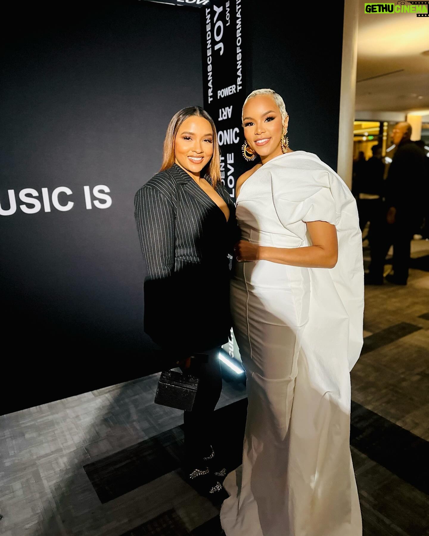 LeToya Luckett Instagram - ✨COLLECTIVE✨
It was a great pleasure to be amongst my peers as we honored 2 icons @mariahcarey & @lennykravitz at @blackmusiccollective. Thank you to my beautiful friend @valeisha & @recordingacademy for having me. Baabbbyyyy!! We had a time! You awwwreaady know what happens when me & the homie @bryanmichaelcox hear UGK @bunb 🤘🏾. Shout out to my fav the lovely @lovealexisley 😘
Styled by|| @icontips
Makeup by|| @jamesmichaelartistry
Hair by || @hair4kicks
Photographer || @evision_photoz