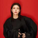 Riisa Naka Instagram - デビュー20週年を記念して
新しいアー写を撮影しました🌹✨

photographer @maciejkucia 
hair&make @nasup 
styling @naomi_banba 

20年前のアー写を持って悪態つく34歳😂🤍
地毛でこの髪色はまじでモテで草😂

記念すべき20週年の2024年はファンのみんなに恩返しをする一年にするべく！たくさんハッピーな企画してるからお楽しみに💋✨

ファンイベだったり、、ラジオだったり、、
6年ぶりの書籍📚だったり😍
楽しいことたくさんできますように🩷

私まじでお知らせし忘れる悪癖があるから
@mimamori_riisa #仲里依紗をみまもる会 
盛れた写真🆖のアカウント💁‍♀️で最新情報GETお願いします💘

そして、今日はよる10時から『不適切にもほどがある！』　第二話放送だよ😘🎤🎵　みてね〜🎀　@futeki_tbs