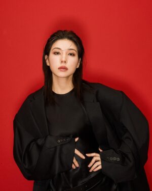 Riisa Naka Instagram - デビュー20週年を記念して
新しいアー写を撮影しました🌹✨

photographer @maciejkucia 
hair&make @nasup 
styling @naomi_banba 

20年前のアー写を持って悪態つく34歳😂🤍
地毛でこの髪色はまじでモテで草😂

記念すべき20週年の2024年はファンのみんなに恩返しをする一年にするべく！たくさんハッピーな企画してるからお楽しみに💋✨

ファンイベだったり、、ラジオだったり、、
6年ぶりの書籍📚だったり😍
楽しいことたくさんできますように🩷

私まじでお知らせし忘れる悪癖があるから
@mimamori_riisa #仲里依紗をみまもる会 
盛れた写真🆖のアカウント💁‍♀️で最新情報GETお願いします💘

そして、今日はよる10時から『不適切にもほどがある！』　第二話放送だよ😘🎤🎵　みてね〜🎀　@futeki_tbs