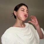 Riisa Naka Instagram - デビュー20週年を記念して
新しいアー写を撮影しました🌹✨

photographer @maciejkucia 
hair&make @nasup 
styling @naomi_banba 

20年前のアー写を持って悪態つく34歳😂🤍
地毛でこの髪色はまじでモテで草😂

記念すべき20週年の2024年はファンのみんなに恩返しをする一年にするべく！たくさんハッピーな企画してるからお楽しみに💋✨

ファンイベだったり、、ラジオだったり、、
6年ぶりの書籍📚だったり😍
楽しいことたくさんできますように🩷

私まじでお知らせし忘れる悪癖があるから
@mimamori_riisa #仲里依紗をみまもる会 
盛れた写真🆖のアカウント💁‍♀️で最新情報GETお願いします💘

そして、今日はよる10時から『不適切にもほどがある！』　第二話放送だよ😘🎤🎵　みてね〜🎀　@futeki_tbs