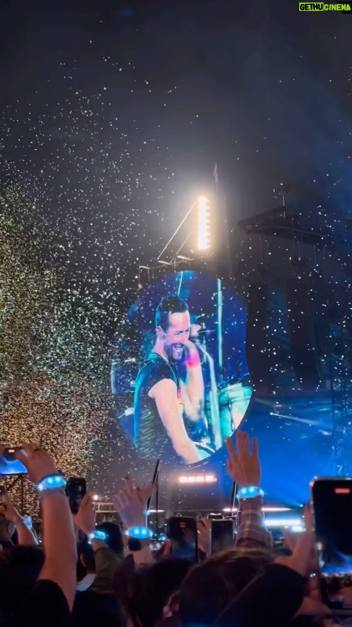 Maine Mendoza Instagram - you make my world light up inside
luminous and wild
you make me feel like I’m alive
still, I call it magic 💫
@coldplay
#coldplayla #coldplaymanila #coldplaysingapore
#musicofthespheresworldtour