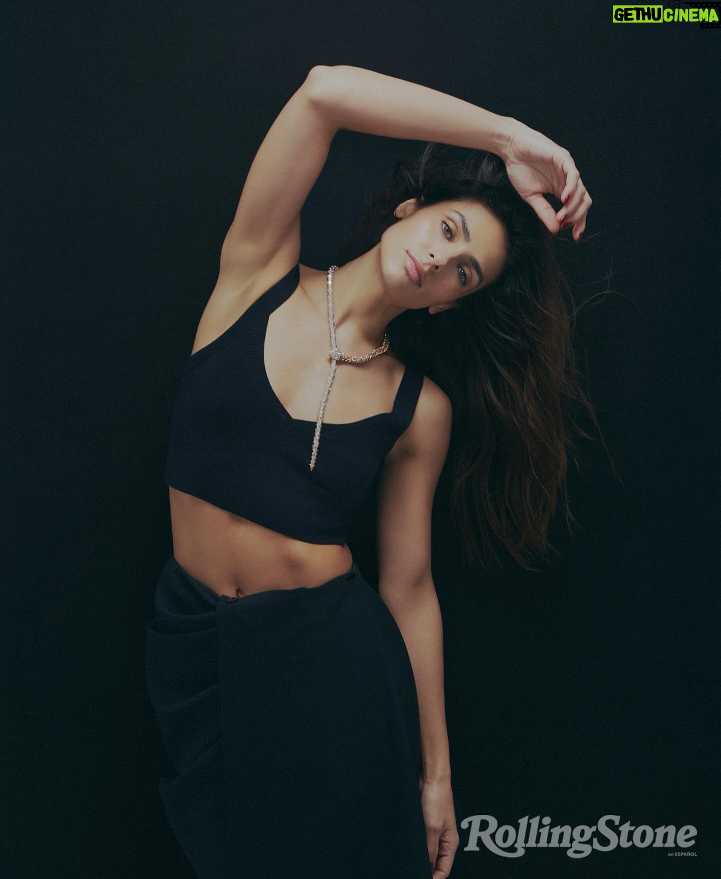 Renata Notni Instagram - Esta portada me tieeneee 🌙🌙🪐🪐💫✨
Gracias @rollingstoneenespanol y todo el increíblee equipo.
.
.
. @el_lanco @lorenarobleto @colourstalent
Historia: Melisa Parada / melisaparb
Fotografia y dirección: Khristio / @khristio
Productor Ejecutivo: Alejandro Ortiz / @xalejandro.ortiz
Stylist: Pool Moreno / @polmorenoo
MUA: Gustavo Bortolotti / @gusbortolotti
Peinado: Ernesto Vargas / @ernestovargas_hair
Producción: Yuliet Delgado / @___yules.___
Asistentes de Fotografía: Christopher Valle / @_chrisstoper y Jean Carlo Delgado
Asistentes de Producción: Daniela Garcia / @karendaap y Alexa Mancilla / @alexamancilla
Asistente Stylist: Alan Jimenez / @alanjmnz_
Ropa: Tank top (Dolce & Gabbana); Corset y Leggings (Mariaandrée Gaitán) Guantes (Dior)